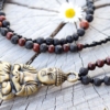 ~SÍLA (ZE)MĚ~ Jedinečný náhrdelník s Buddhou, červeným santalovým dřevem a lávovým kamenem