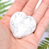 Přírodní minerální kámen - srdce z howlitu, 4x4 cm