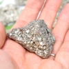 Přírodní minerální kámen - třpytivá pyritová drúza, 4,5x3x2,5 cm