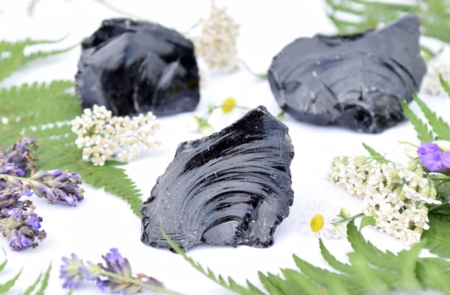 Přírodní minerální kamínek pro štěstí - surový černý obsidián, cca 5 až 6 cm