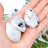 Přírodní minerální kamínek pro štěstí - vzácný bílý měsíční kámen, cca 4 až 5 cm