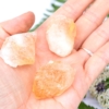 Přírodní minerální kamínek pro štěstí - surový "citrín", cca 3 až 5 cm (pálený ametyst)
