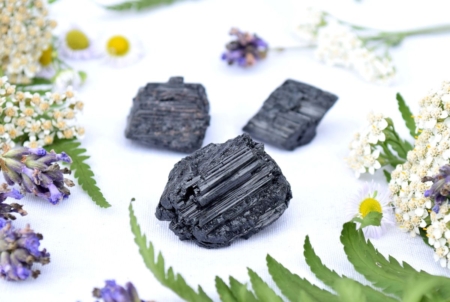 Přírodní minerální kamínek pro štěstí - surový černý turmalín, cca 2 cm