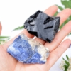 Harmonizující duo minerálních kamenů na ochranu – surový černý obsidián a surový sodalit, cca 5 až 6 cm