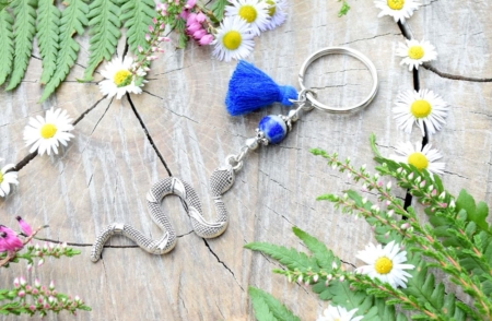 ~MÍR~ Originální přívěsek na klíče had s lapisem lazuli, střapeček