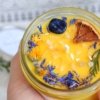 ~KLIDNÁ MYSL~ Přírodní sójová svíčka zdobená minerály • meduňka, citronela a ylang ylang, 350 ml