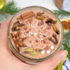 ~SKOŘICOVÝ PERNÍČEK~ Vánoční sójová svíčka zdobená kořením • skořice, hřebíček a badyán, 225 ml