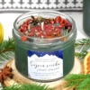~VÁNOČNÍ STROMEČEK~ Vánoční sójová svíčka zdobená červeným třpytem • jalovec, jedle a cedr himalájský, 225 ml