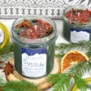 ~VÁNOČNÍ STROMEČEK~ Vánoční sójová svíčka zdobená červeným třpytem • jalovec, jedle a cedr himalájský, 350 ml
