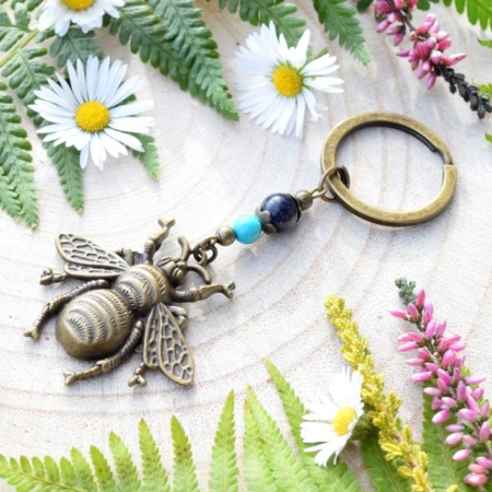 ~INSPIRACE~ Originální přívěsek na klíče včela s howlitem a avanturínem