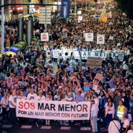 Demonstrace na záchranu laguny Mar Menor - zdroj fotografie progressivespain.com
