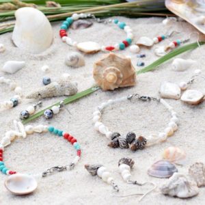 Autorské šperky z perel Ve vlnách tančím. Ukázková fotografie šperků ze stejné kolekce. Ostatní kusy nejsou součástí produktu.