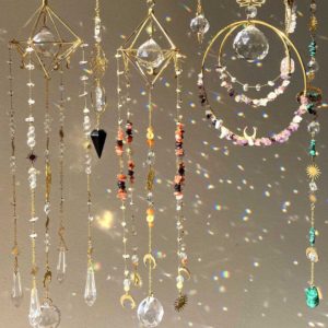 Lapače Slunce. Ukázková fotografie produktů ze stejné kolekce. Ostatní kusy nejsou součástí.