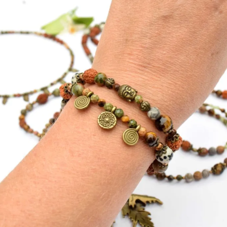 Rudraksha náramky z minerálů kolekce Born to be free. Ukázková fotografie celé kolekce. Ostatní kusy nejsou součástí produktu.